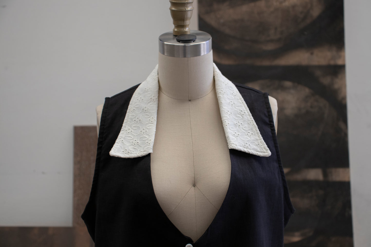Quest Vest White Collar