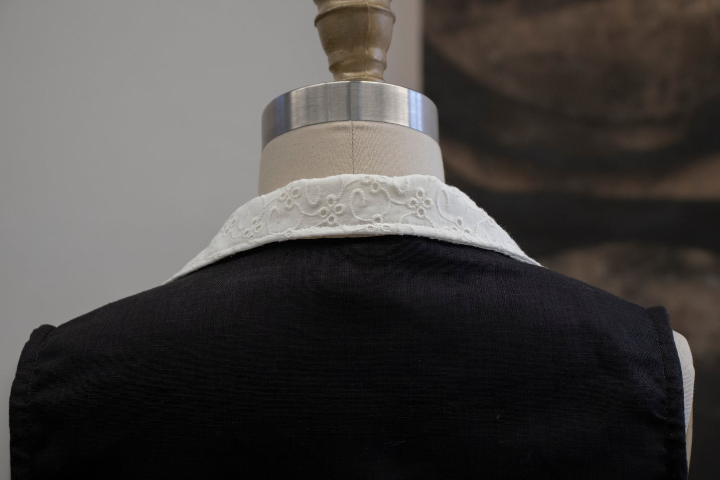 Quest Vest White Collar